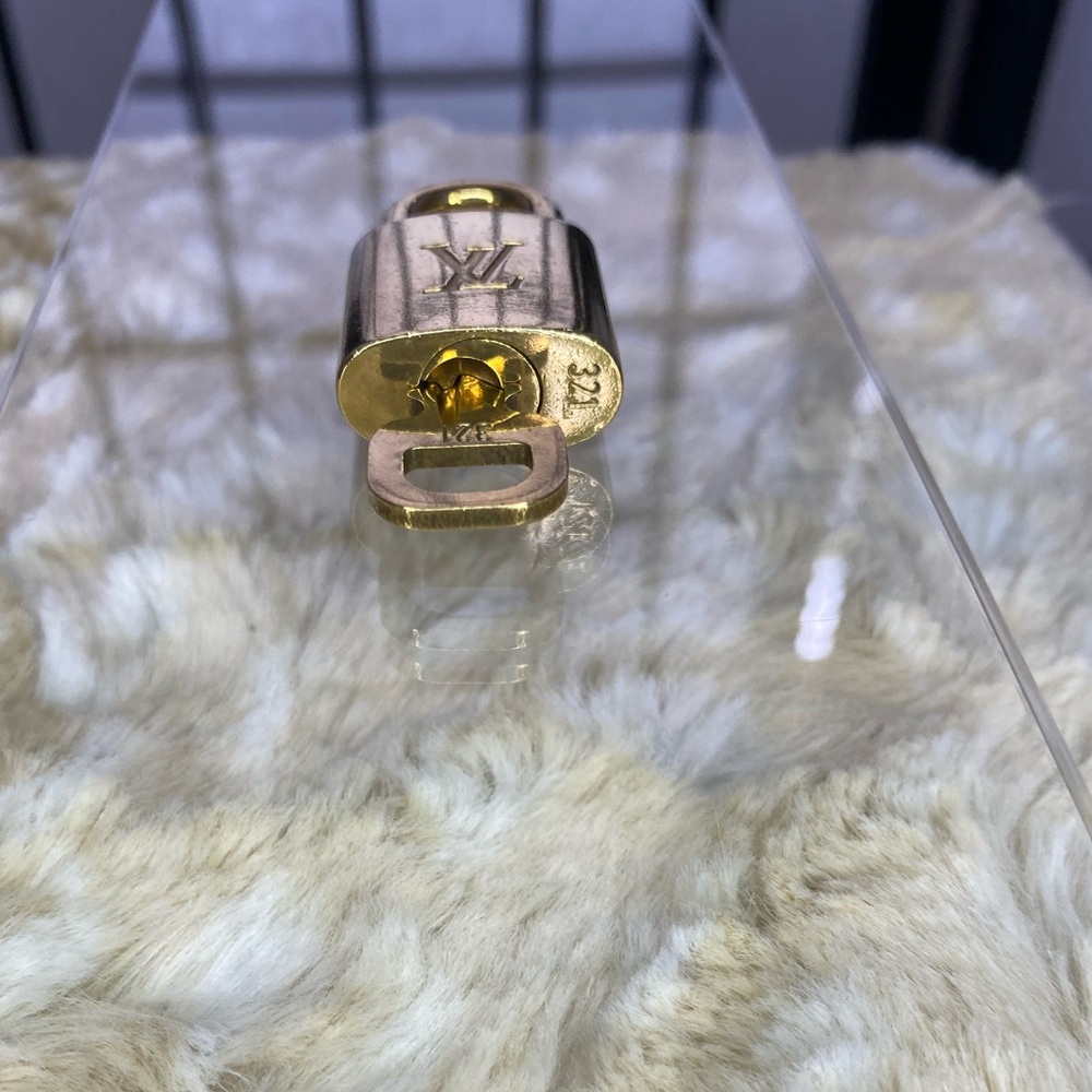 Louis Vuitton #321 Lock & Key - Picture 5 of 6